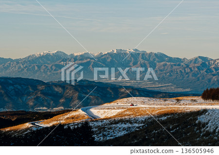 高原上蜿蜒的道路，遠處是南阿爾卑斯山脈。 136505946