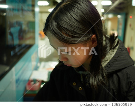 小學生們正在參觀名古屋港的旅遊景點－南極科考船「富士號」的內部。 136505959