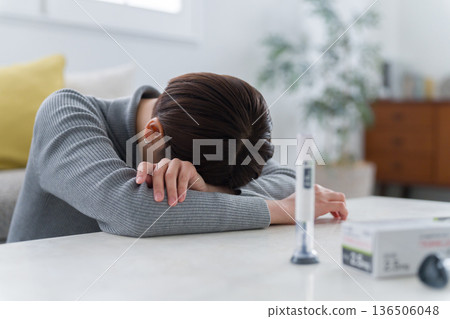 A woman depressed by the side effects of diet injection drugs (self-injection) 136506048
