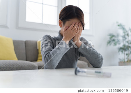 A woman depressed by the side effects of diet injection drugs (self-injection) 136506049