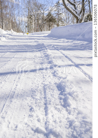 北海道的雪道 136506078