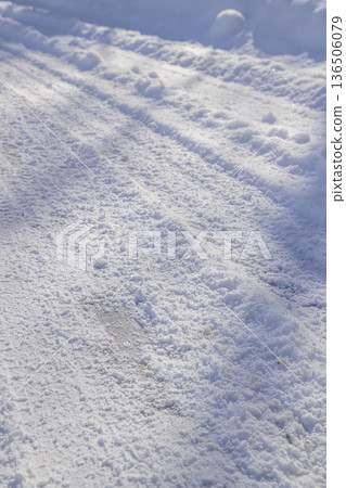 北海道的雪道 136506079