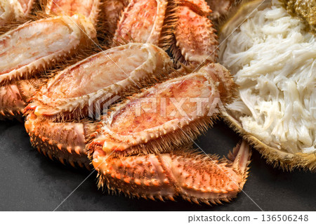Fresh and delicious hairy crab presentation Fresh and delicious hairy crab presentation 136506248