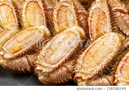 新鮮美味的大閘蟹擺盤 新鮮美味的大閘蟹擺盤 136506249