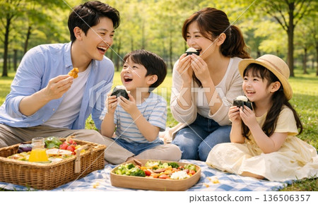 一家人享受野餐，節慶的氣氛充滿了歡笑。 136506357