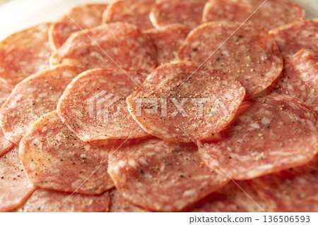 美味的薩拉米香腸 136506593