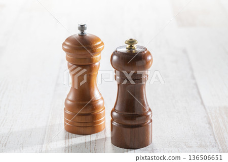 Pepper mill: a kitchen tool for grinding pepper 136506651