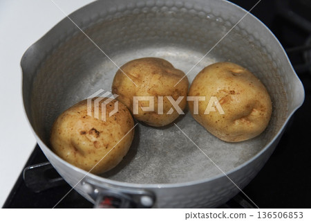 Boiling potatoes with cuts Boiling potatoes with cuts 136506853
