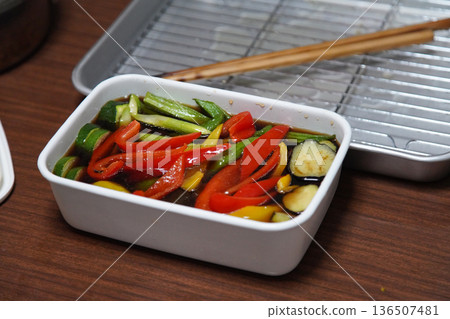 製作夏季蔬菜炸鰹魚 製作夏季蔬菜炸鰹魚 136507481