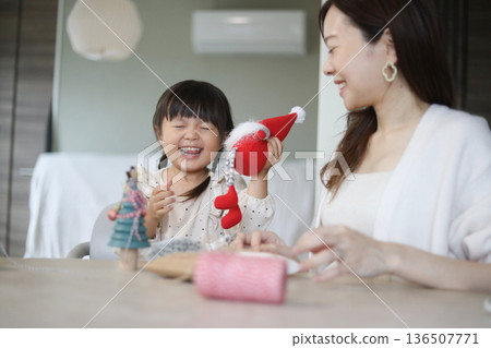 父母和孩子裝飾一棵小聖誕樹 父母和孩子裝飾一棵小聖誕樹 136507771
