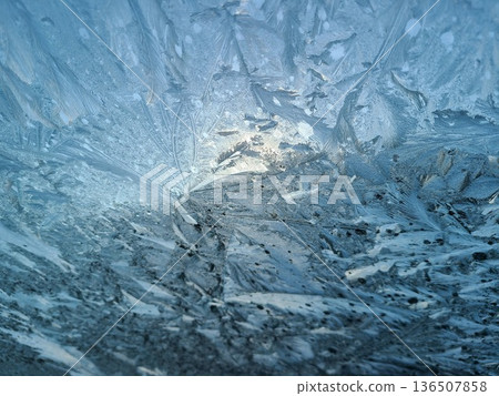 On a cold morning, the morning sun shines through the ice 136507858