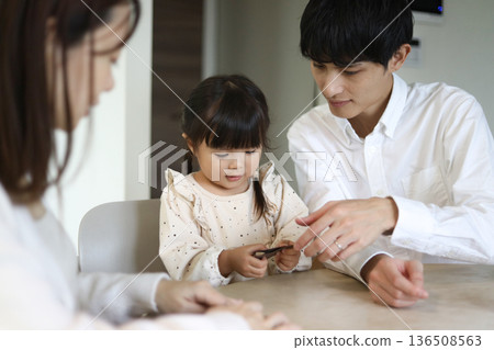 Parent and child folding Origami 136508563