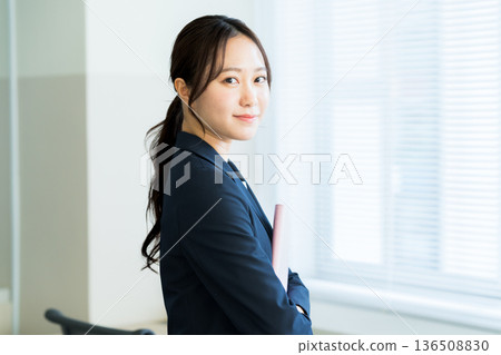 Business woman working in the office 136508830