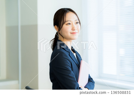在辦公室工作的女商人 在辦公室工作的女商人 136508831