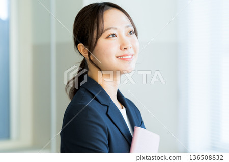 在辦公室工作的女商人 在辦公室工作的女商人 136508832