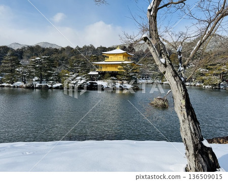 白雪皚皚的金色涼亭 136509015