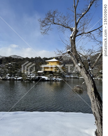 The golden pavilion where the snow was made up The golden pavilion where the snow was made up 136509040