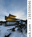白雪皚皚的金色涼亭 136509046