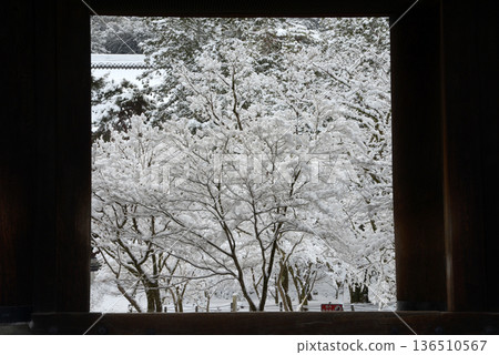 Snow-covered Nanzenji Temple, view of the grounds from the Sanmon Gate, Sakyo Ward, Kyoto City Snow-covered Nanzenji Temple, view of the grounds from the Sanmon Gate, Sakyo Ward, Kyoto City 136510567