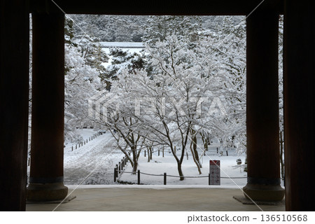 Snow-covered Nanzenji Temple, view of the grounds from the Sanmon Gate, Sakyo Ward, Kyoto City Snow-covered Nanzenji Temple, view of the grounds from the Sanmon Gate, Sakyo Ward, Kyoto City 136510568