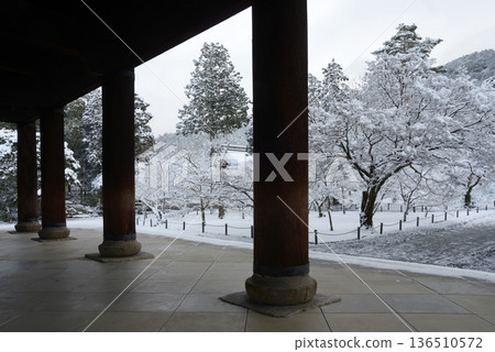 白雪皚皚的南禪寺,從三門眺望寺院,京都府左京區 白雪皚皚的南禪寺,從三門眺望寺院,京都府左京區 136510572