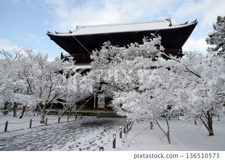 Snow at Nanzenji Temple Sanmon Gate, Sakyo Ward, Kyoto City 136510573