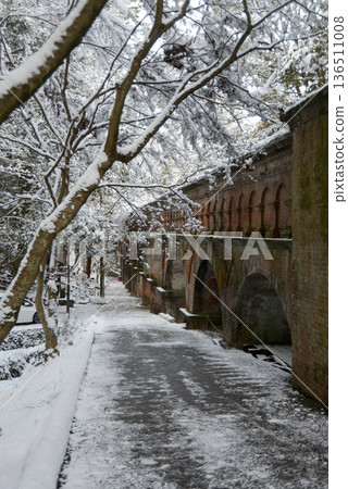 Snow-covered Nanzenji Temple Suirokaku, Sakyo Ward, Kyoto City Snow-covered Nanzenji Temple Suirokaku, Sakyo Ward, Kyoto City 136511008