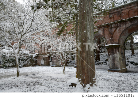 Snow-covered Nanzenji Temple Suirokaku, Sakyo Ward, Kyoto City Snow-covered Nanzenji Temple Suirokaku, Sakyo Ward, Kyoto City 136511012