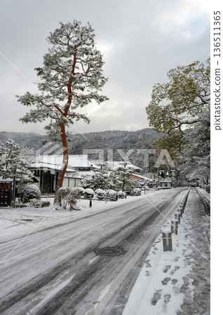 京都市左京區表參道白雪覆蓋的南禪寺 京都市左京區表參道白雪覆蓋的南禪寺 136511365