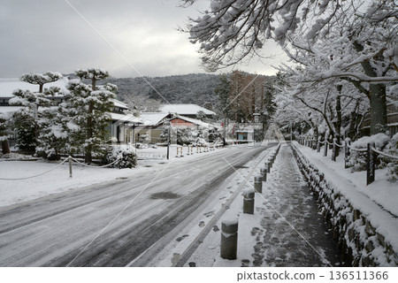 京都市左京區表參道白雪覆蓋的南禪寺 京都市左京區表參道白雪覆蓋的南禪寺 136511366