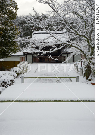白雪皚皚的南禪寺:進寺門與禦門,京都市左京區 白雪皚皚的南禪寺:進寺門與禦門,京都市左京區 136511367