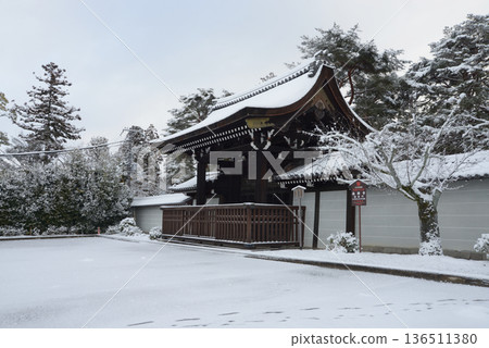 Snow at Nanzenji Temple, Imperial Gate, Sakyo Ward, Kyoto City Snow at Nanzenji Temple, Imperial Gate, Sakyo Ward, Kyoto City 136511380