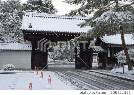 Snow-covered Nanzenji Temple, Central Gate, Sakyo Ward, Kyoto City Snow-covered Nanzenji Temple, Central Gate, Sakyo Ward, Kyoto City 136511381