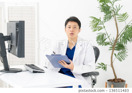 身穿白大褂的醫護人員的對話 136511483