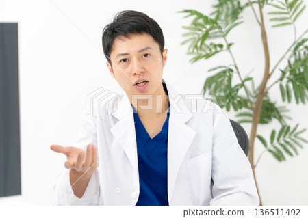身穿白大褂的醫護人員的對話 136511492