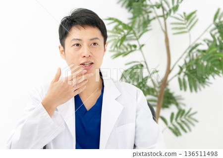 身穿白大褂的醫護人員的對話 136511498