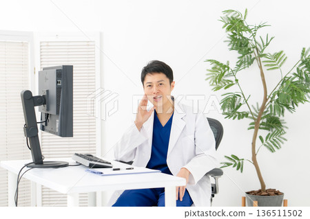 身穿白大褂的醫護人員的對話 136511502