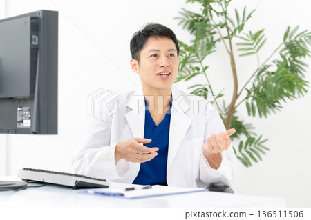 身穿白大褂的醫護人員的對話 136511506