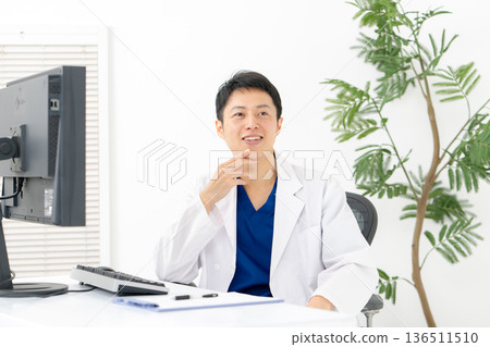身穿白大褂的醫護人員的對話 136511510