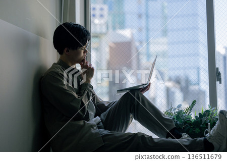 使用電腦的男人 136511679