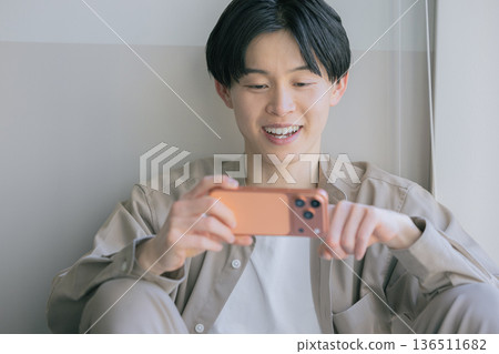 看著智能手機的男人 136511682
