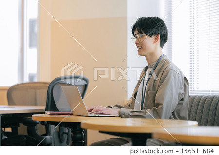 一個人在一家咖啡館工作 136511684