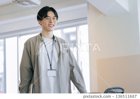 咖啡館裡的男人在走動 136511687