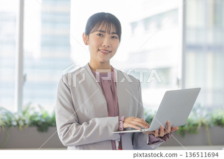前往個人電腦的女商人 136511694