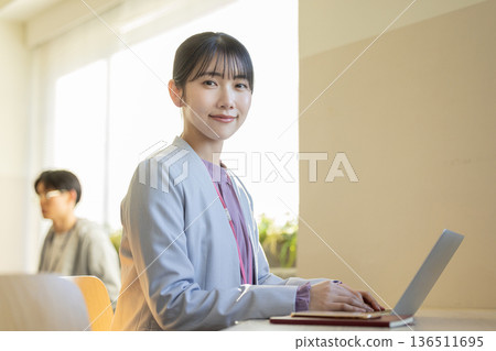 前往個人電腦的女商人 136511695