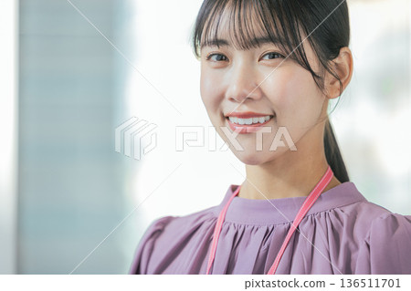 Business woman with laptop 136511701