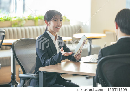 辦公室裡穿著西裝的男男女女 136511709