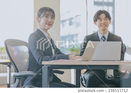 辦公室裡穿著西裝的男男女女 136511712