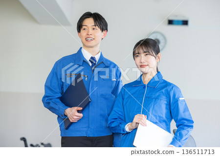 穿著工作服的男士和女士 136511713