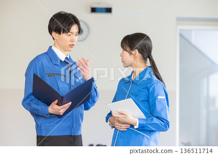 穿著工作服的男士和女士 136511714